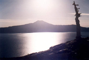 CraterLake3.jpg (19851 bytes)